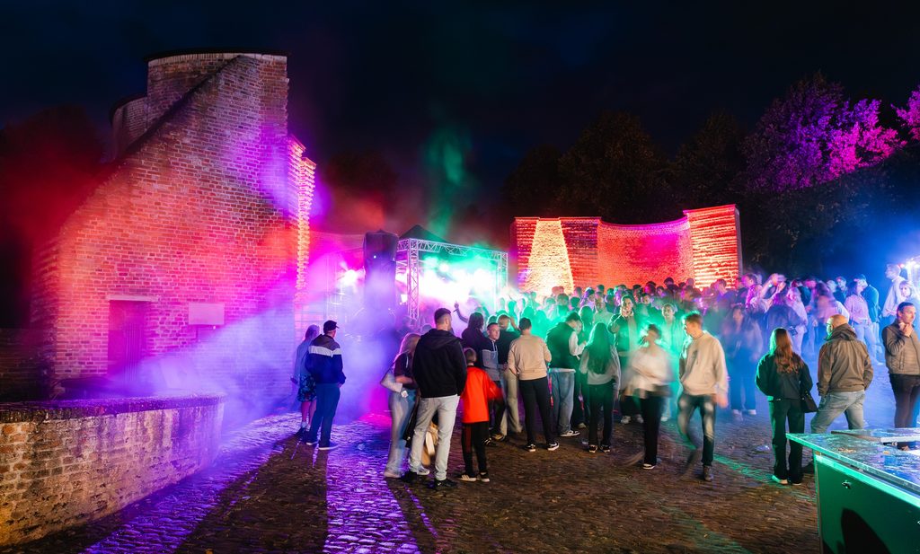 Home bij de keldermanspoort stond dit jaar ook voor het eerst een podium in sprookjesachtige sfeer